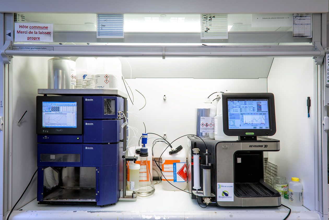 <hr>La plateforme est dotée d’un Reveleris X2 BUCHI (financement Biogenouest et Pays de la Loire), ainsi que de deux évaporateurs rotatifs (financement IBiSA).