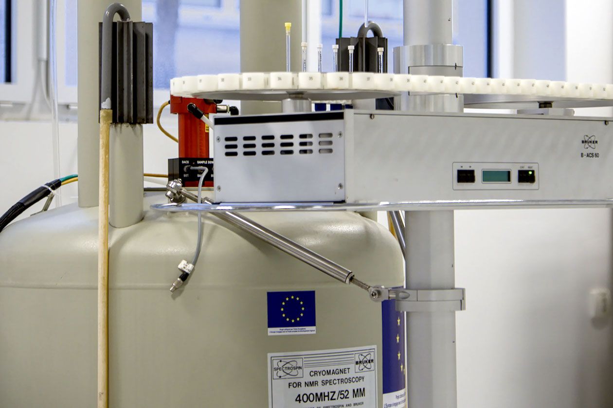 <hr>Les ingénieurs de la plateforme sont formés pour une utilisation autonome du spectromètre RMN de 400 MHz dans le cas où une élucidation structurale poussée est nécessaire.