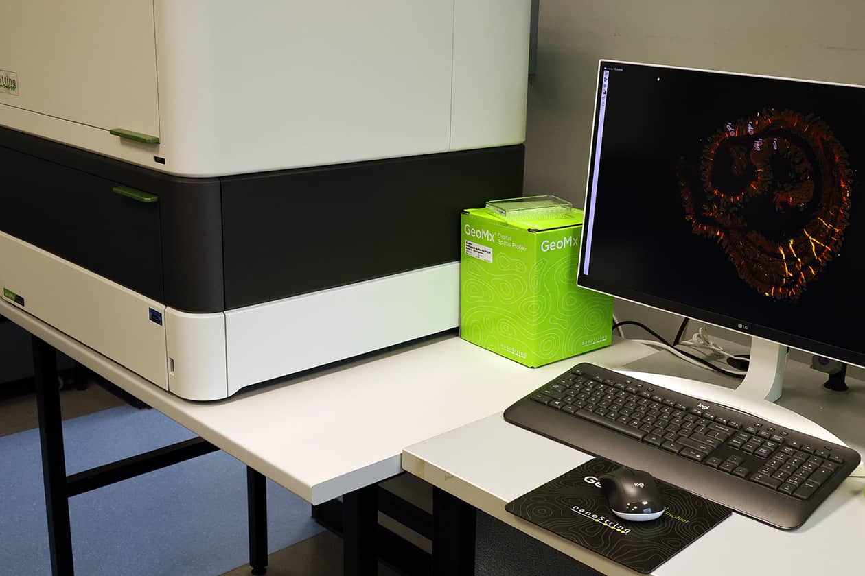 <hr>Système de profilage spatial GeoMx DSP de NanoString.