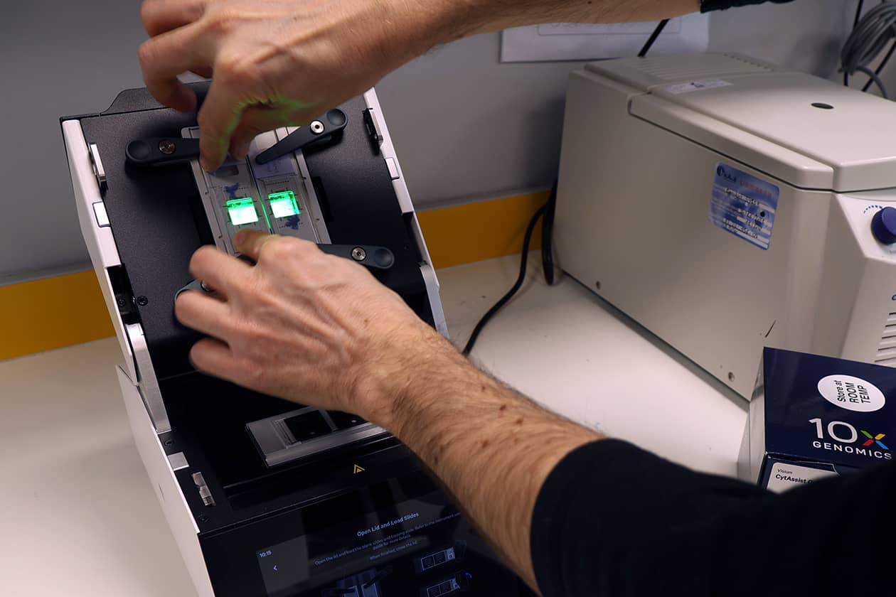 <hr>Système CytAssist pour le transfert de sondes ARN sur des lames Visium 10x Genomics.