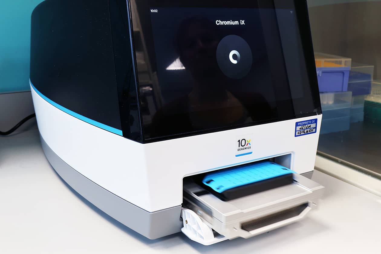 <hr>Système Chromium iX de 10x Genomics pour le partitionnement et le codage à barres de cellules uniques.
