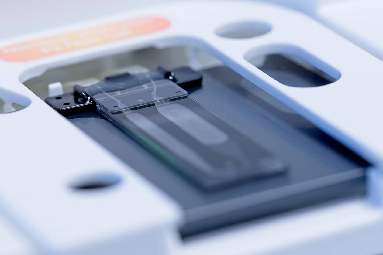 <hr>Flow cells sur le séquenceur Illumina NextSeq 2000.