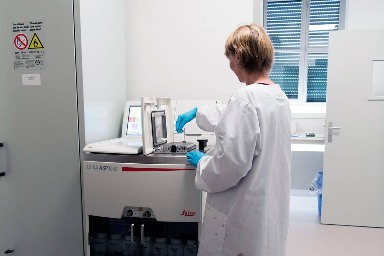 <hr>Automate d’imprégnation ASP300 (Leica).