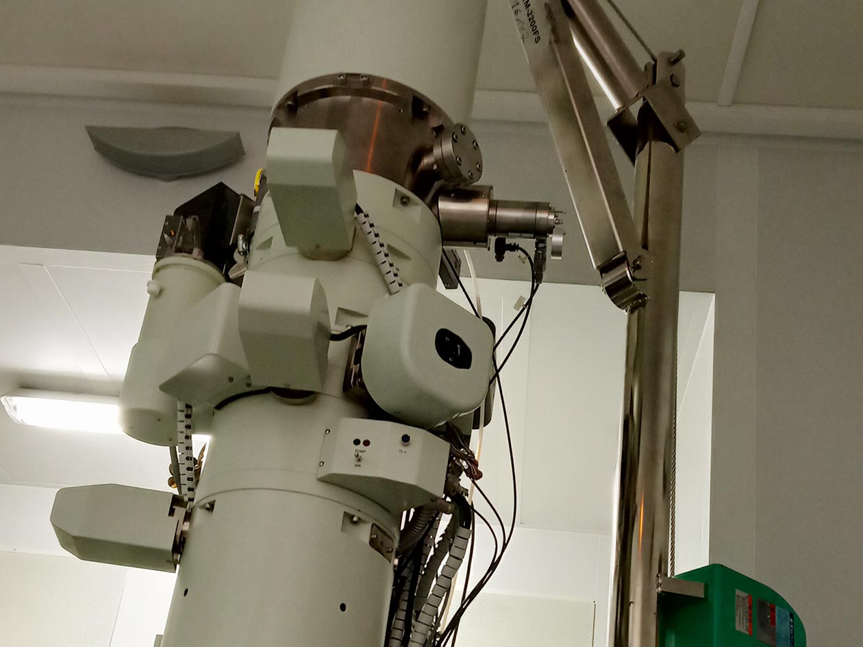 <hr>JEOL 2200FS, cryo-MET 200 kV équipé d'un filtre d'énergie et d'un canon FEG sur le pôle MET de la plateforme PICT à Orsay.