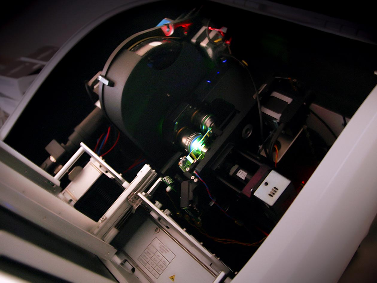 <hr>Vue de l’intérieur d’un scanner 3DHisTech Pannoramic 250 pendant un scan en mode fluorescence.