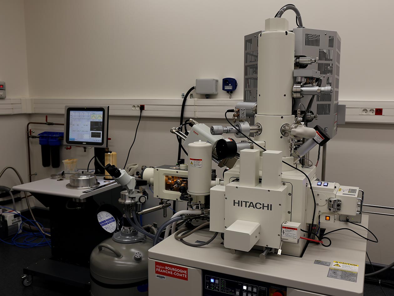 <hr>Equipement de microscopie électronique à balayage (MEB) Hitachi SU-8230 avec cryo-platine.