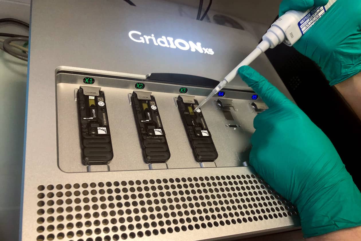 <hr>Dépôt d’un échantillon sur un séquenceur ONT GridION.