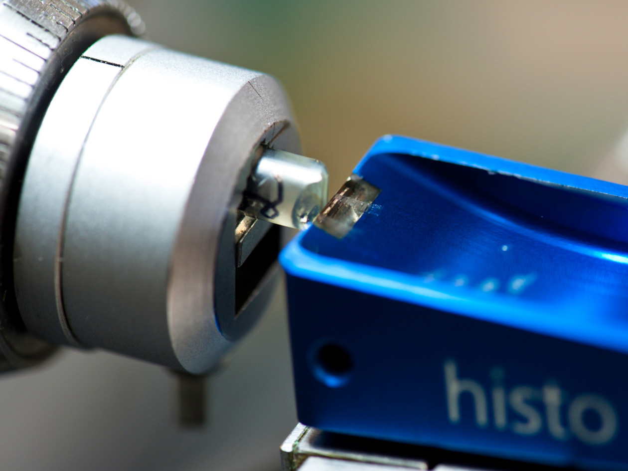 <hr>Réalisation de coupes ultrafines pour MET sur couteau diamant à l’ultramicrotome.