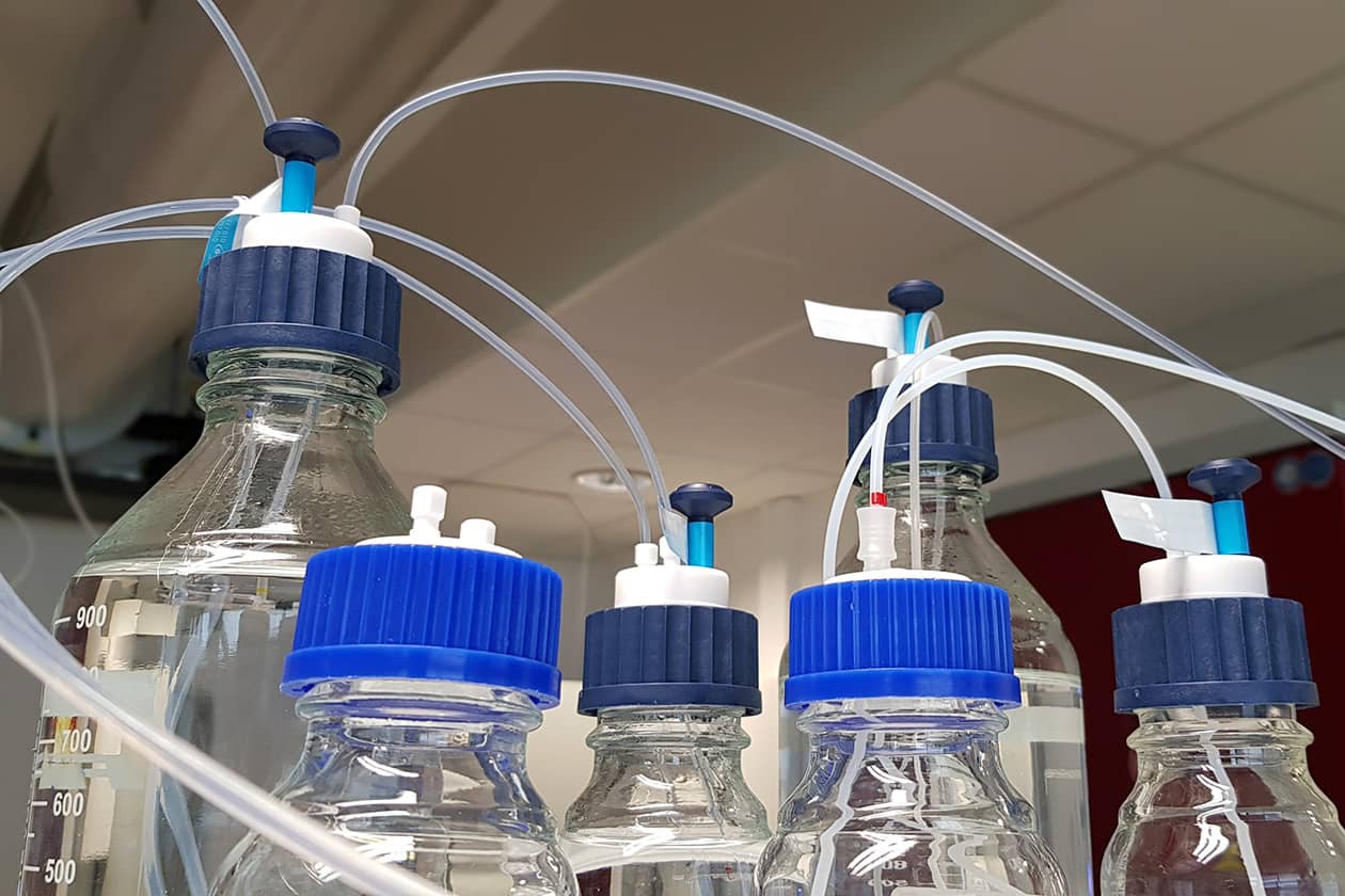 <hr>Bouteilles de solvants pour HPLC.