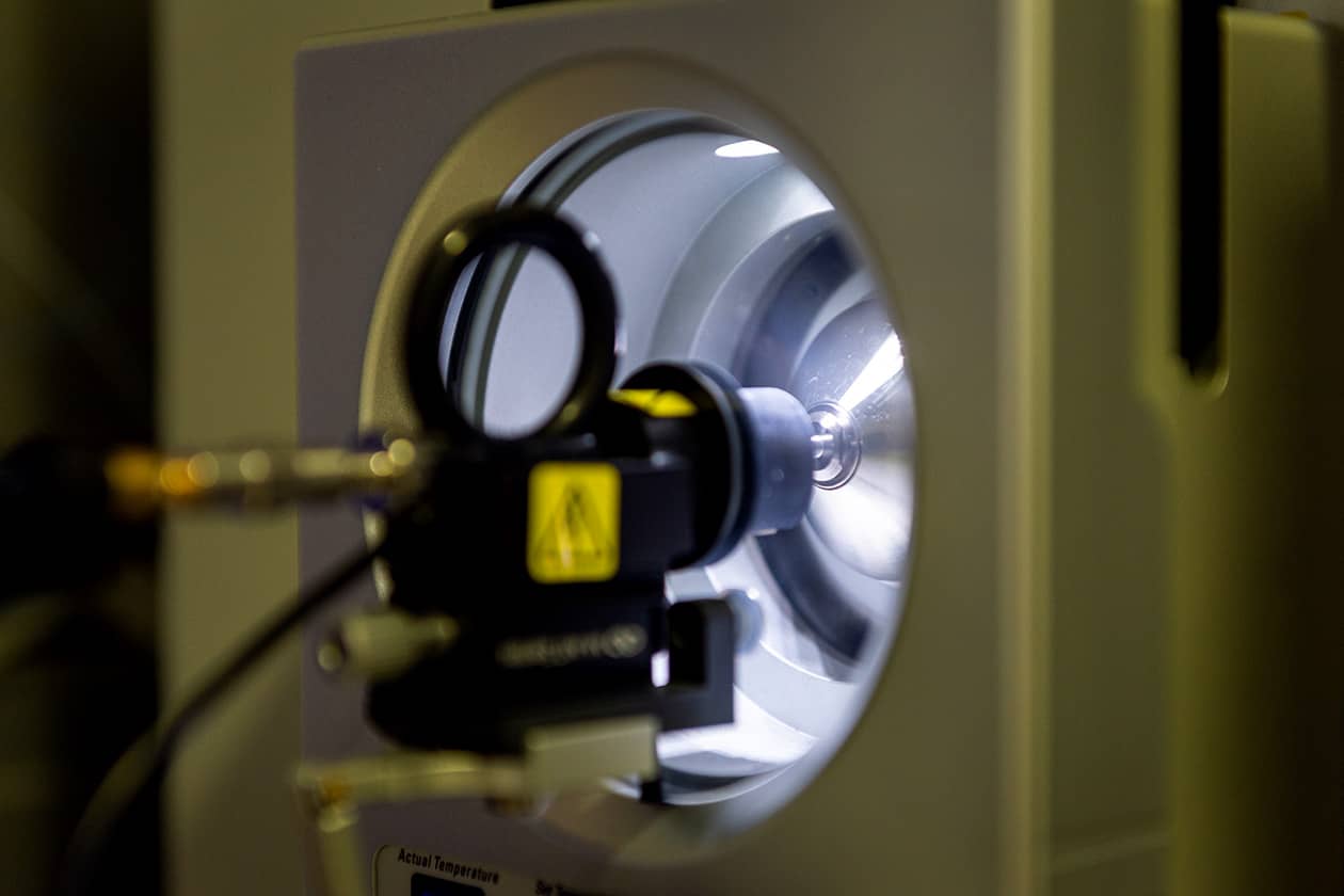 <hr>Source nanospray interfacée avec l’Orbitrap Eclipse Tribrid.
