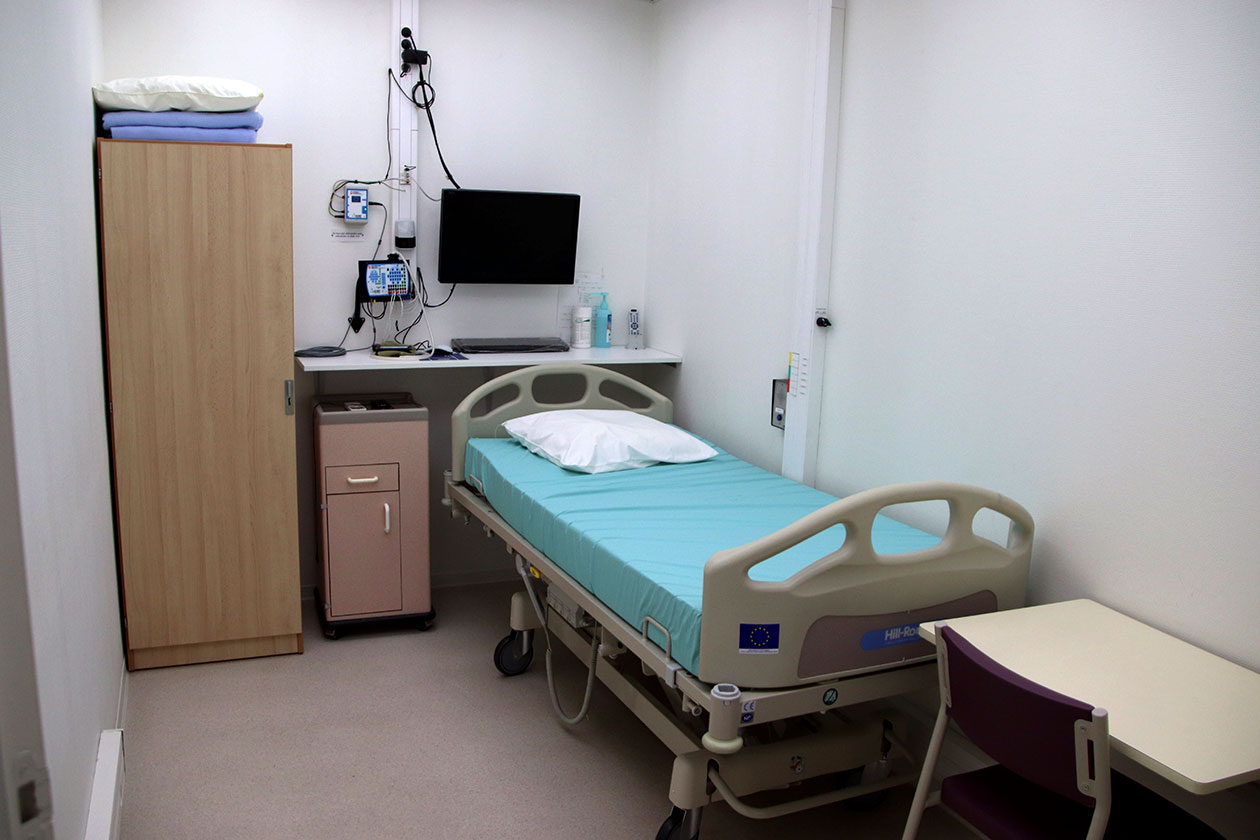 <hr>Chambre d’hospitalisation dédiée aux études du sommeil et aux enregistrements polysomnographiques.
