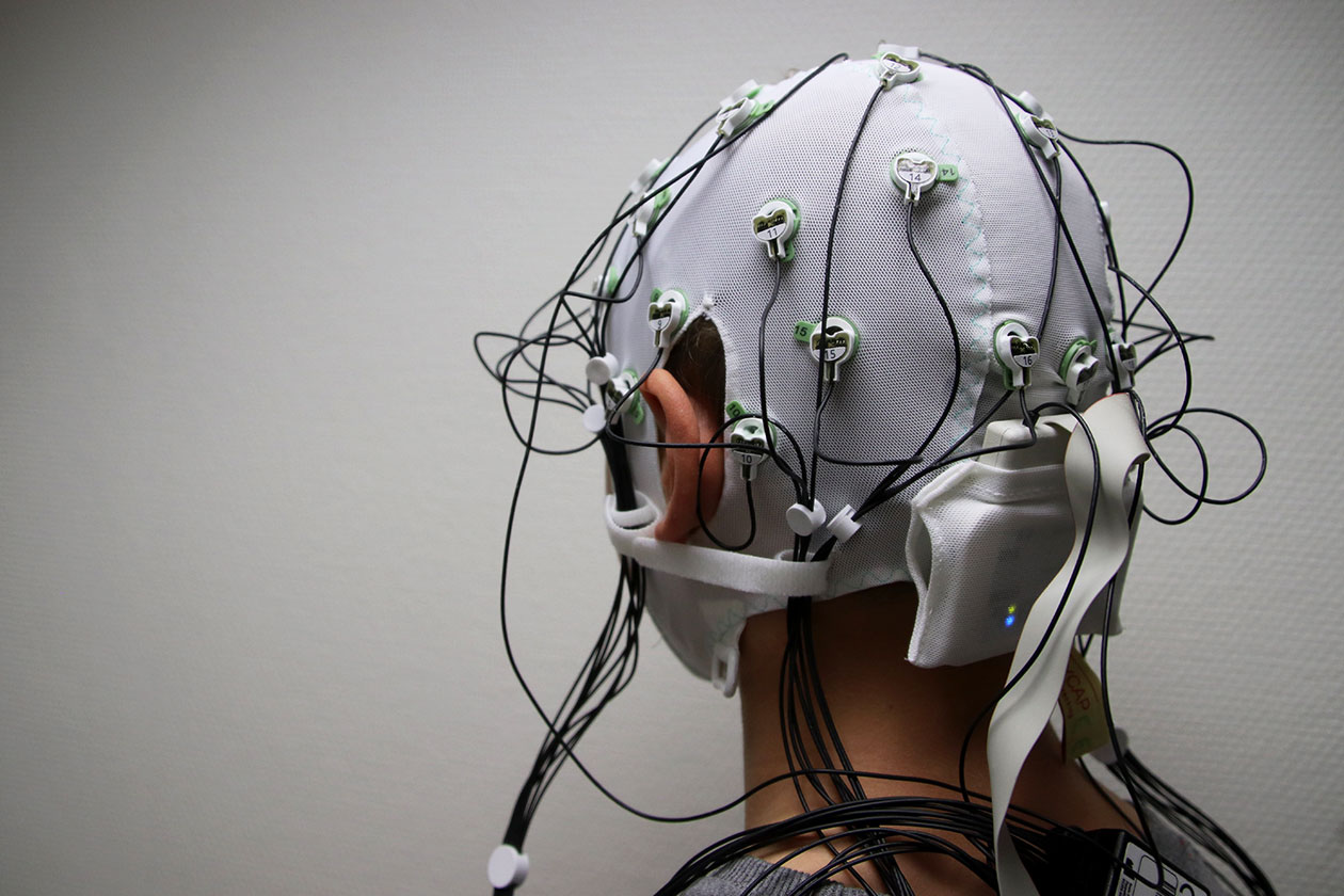 <hr>Casque à électrodes actives pour enregistrement EEG.