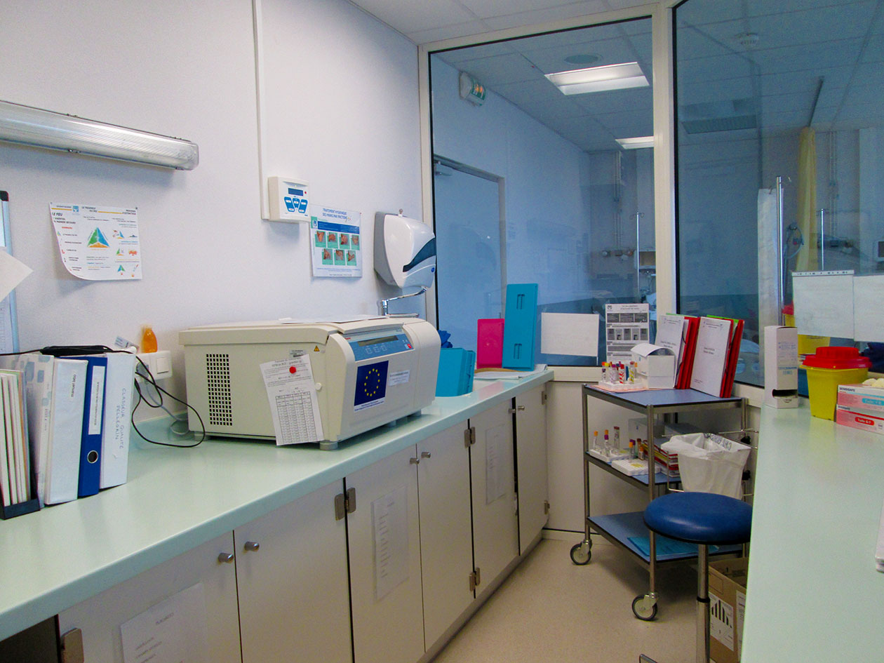 <hr>Salle pour la préparation des soins et le traitement des prélèvements.