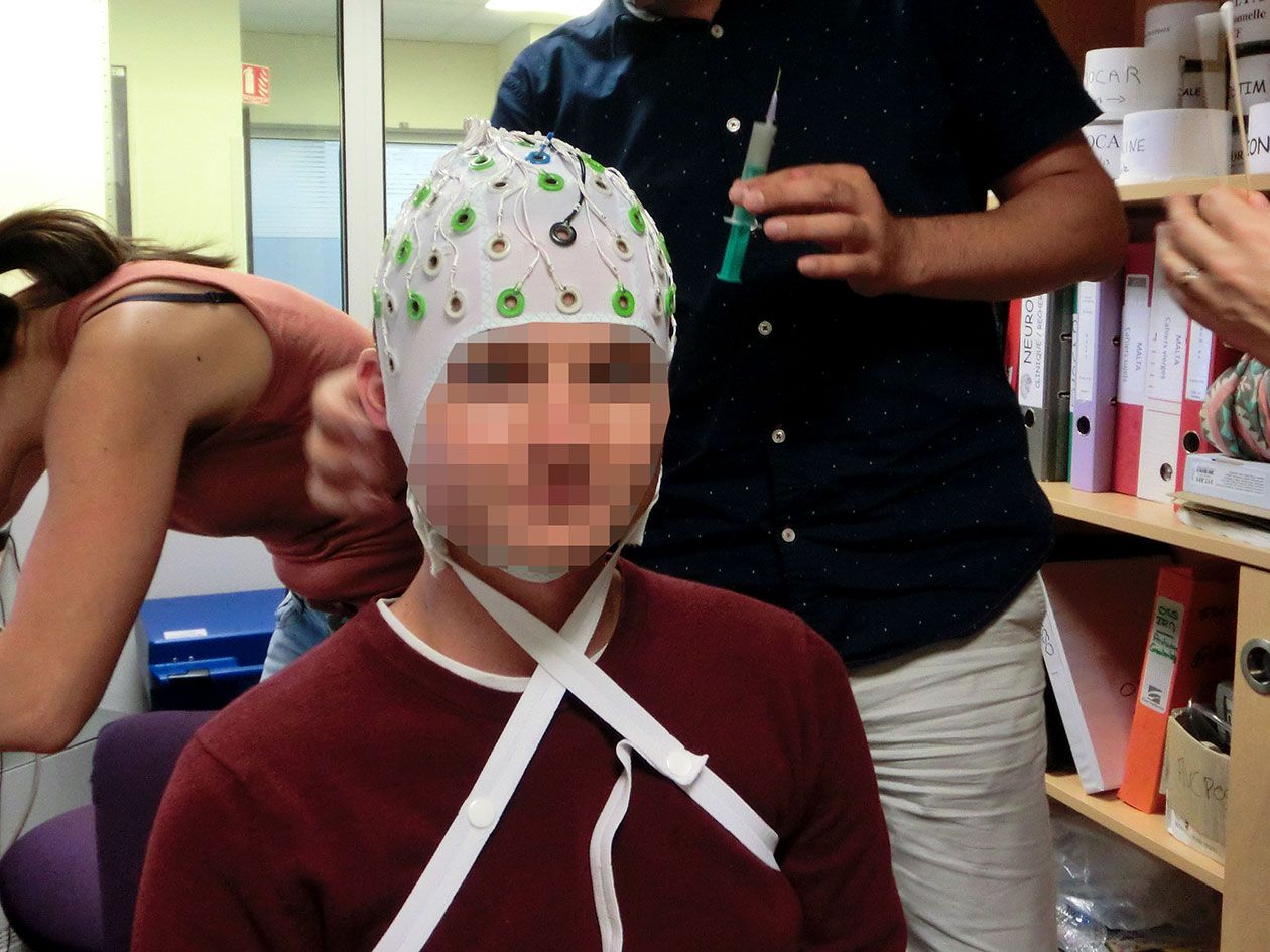 <hr>Préparation d'un sujet à une séance d’EEG-IRM (pose du bonnet EEG).