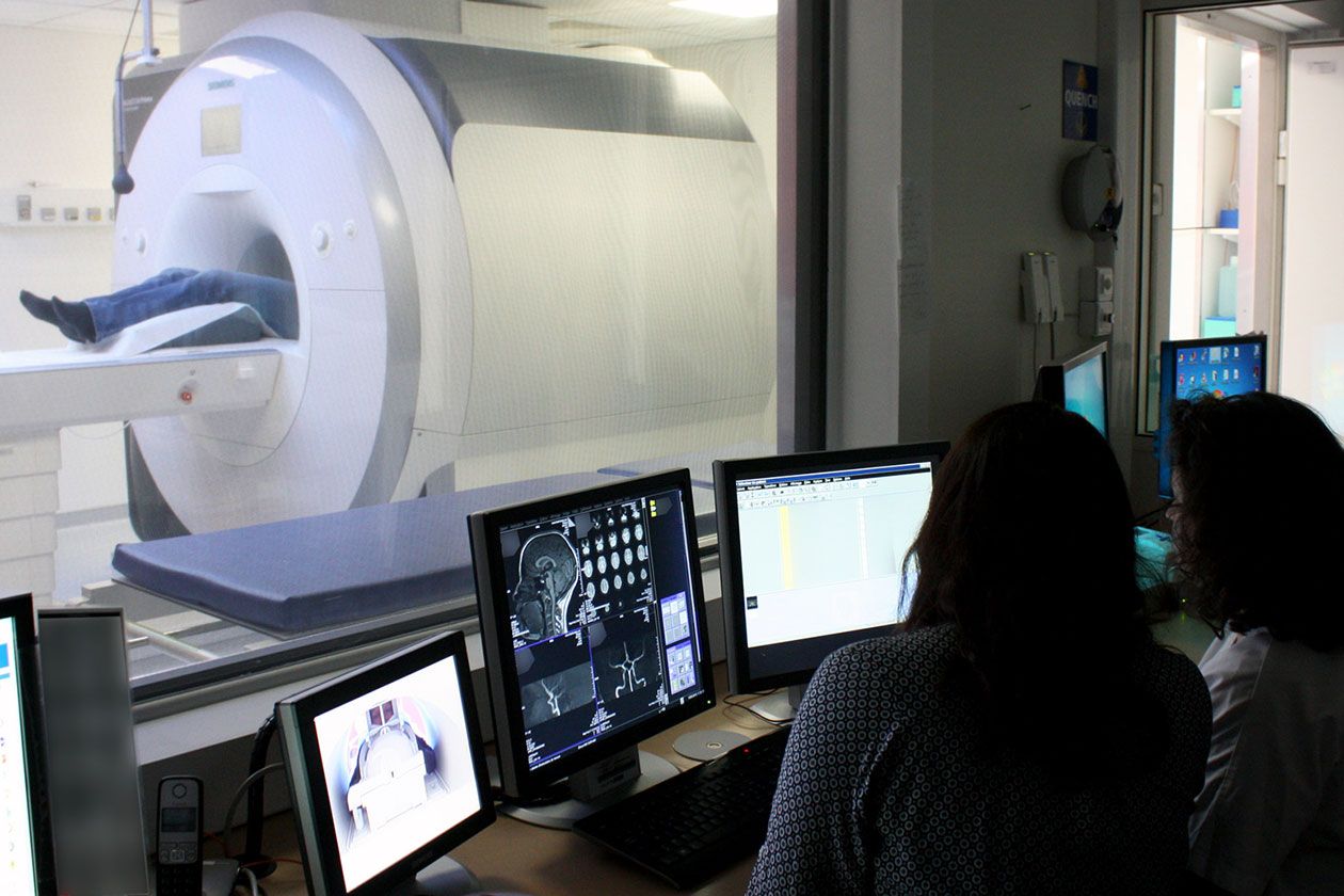 <hr>Séance d'acquisition d'images sur l'IRM 3T Prisma Siemens.
