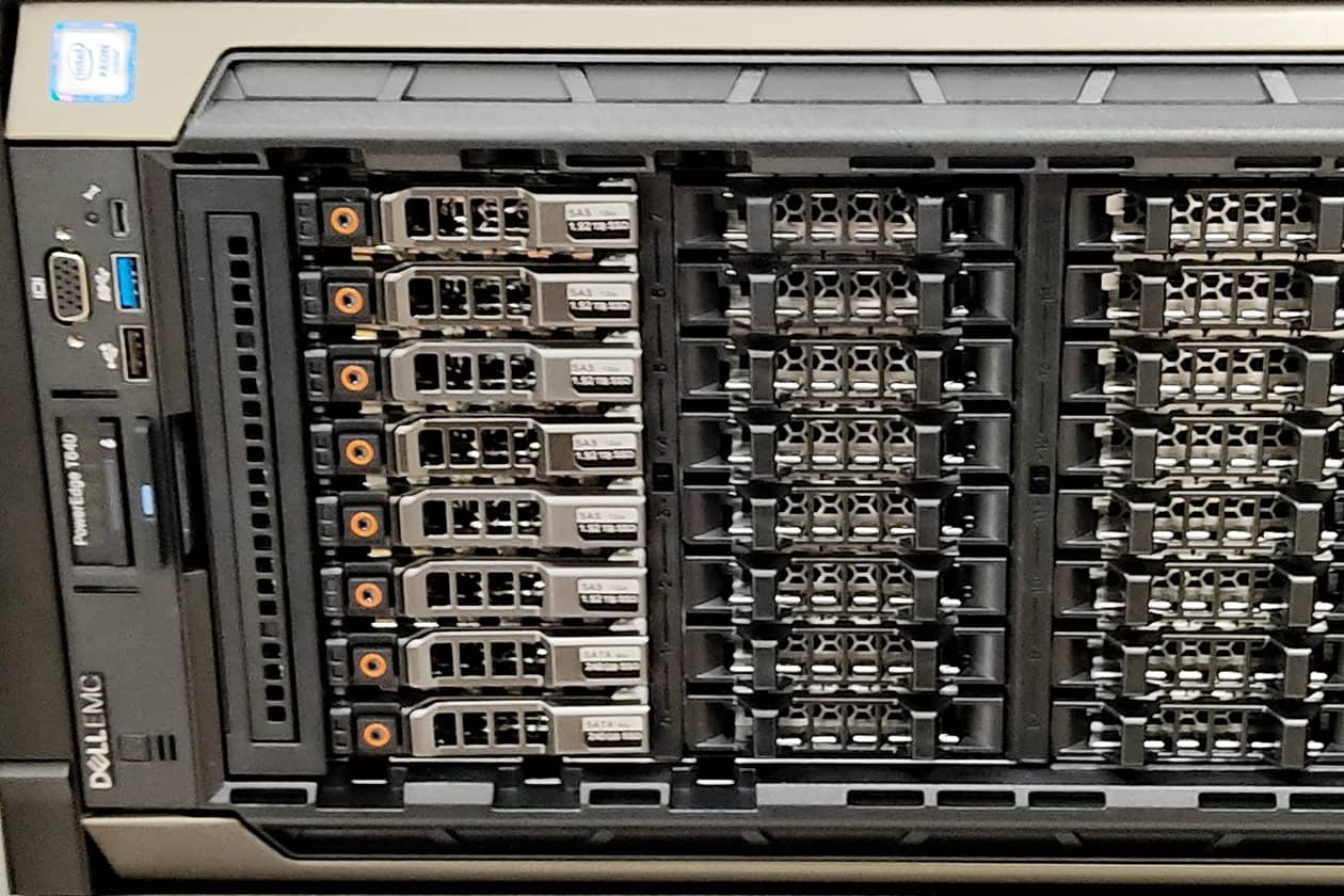 <hr>Face avant du calculateur multi-GPU.