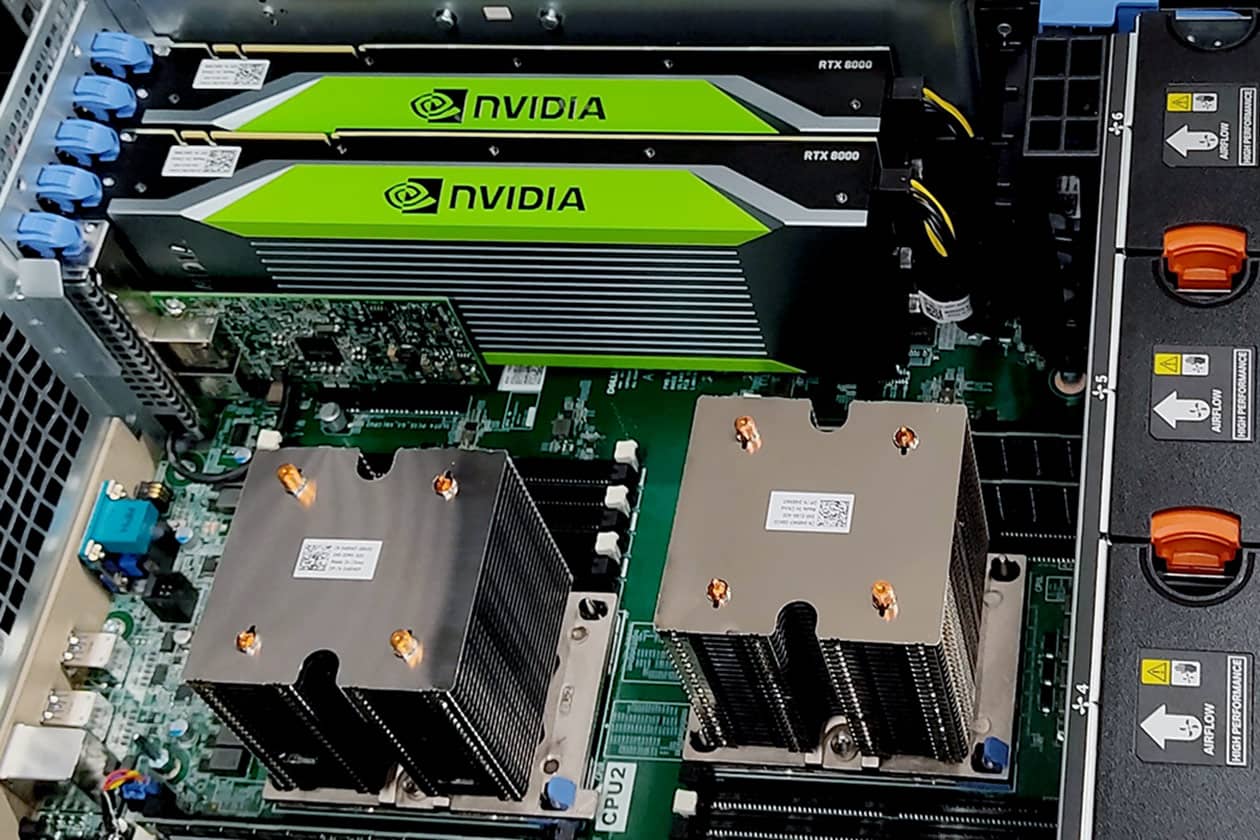 <hr>Intérieur du calculateur multi-GPU.