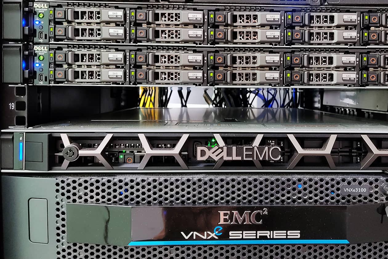 <hr>Face avant du serveur de machines virtuelles hébergeant les services de la plateforme et son espace de stockage.