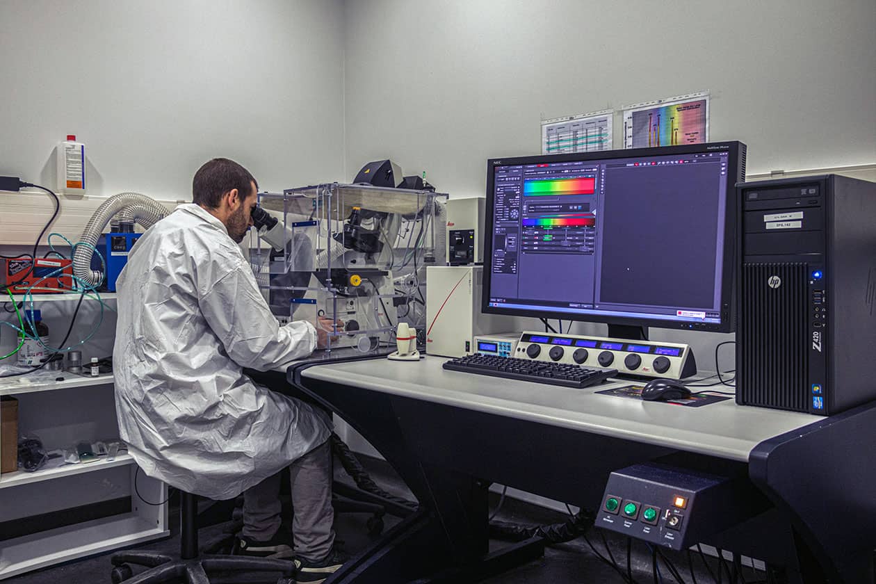 <hr>Microscope confocale à balayage laser Leica SP8 HCS. © J. Deschamps, MIMA2.
