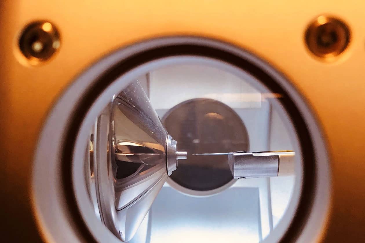 <hr>Aiguille nanoélectrospray devant le capillaire d’entrée du spectromètre de masse Q Exactive HF (Thermo Scientific).