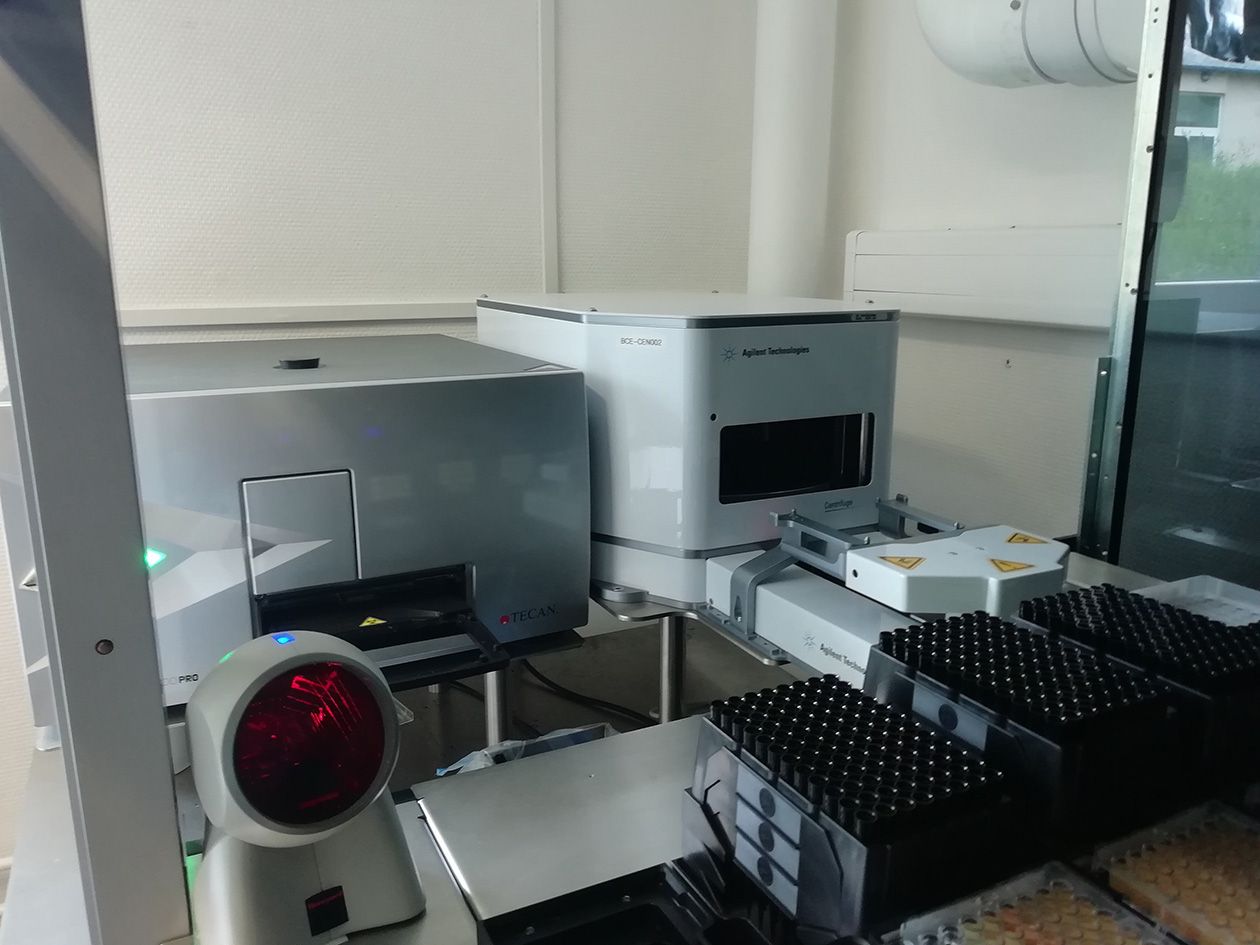 <hr>Centrifugeuse et lecteur de plaques multi-puits.