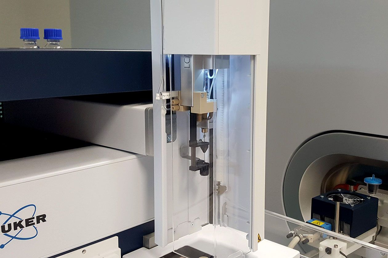 <hr>Système de prélèvement des échantillons du système chromatographique nanoElute (Bruker).