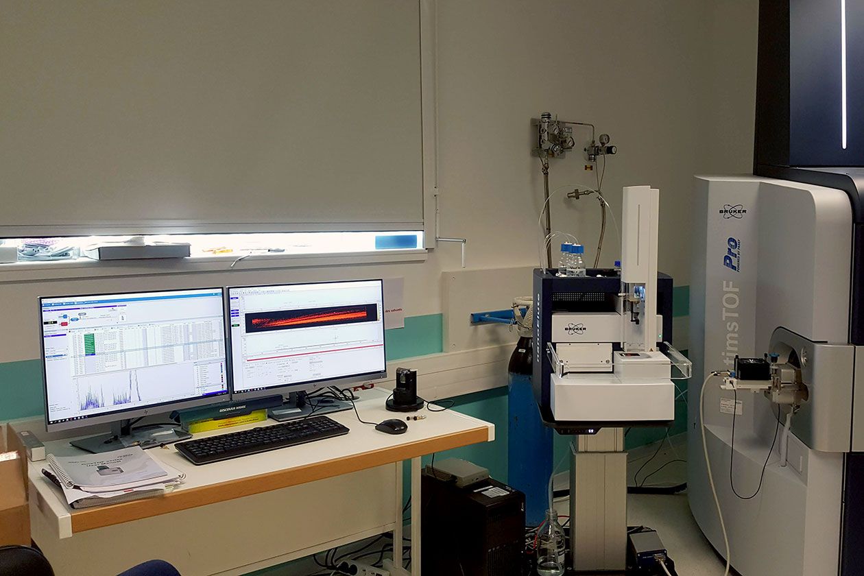 <hr>Spectromètre de masse timsTOF Pro couplé à un système de chromatographie liquide nanoElute (Bruker).