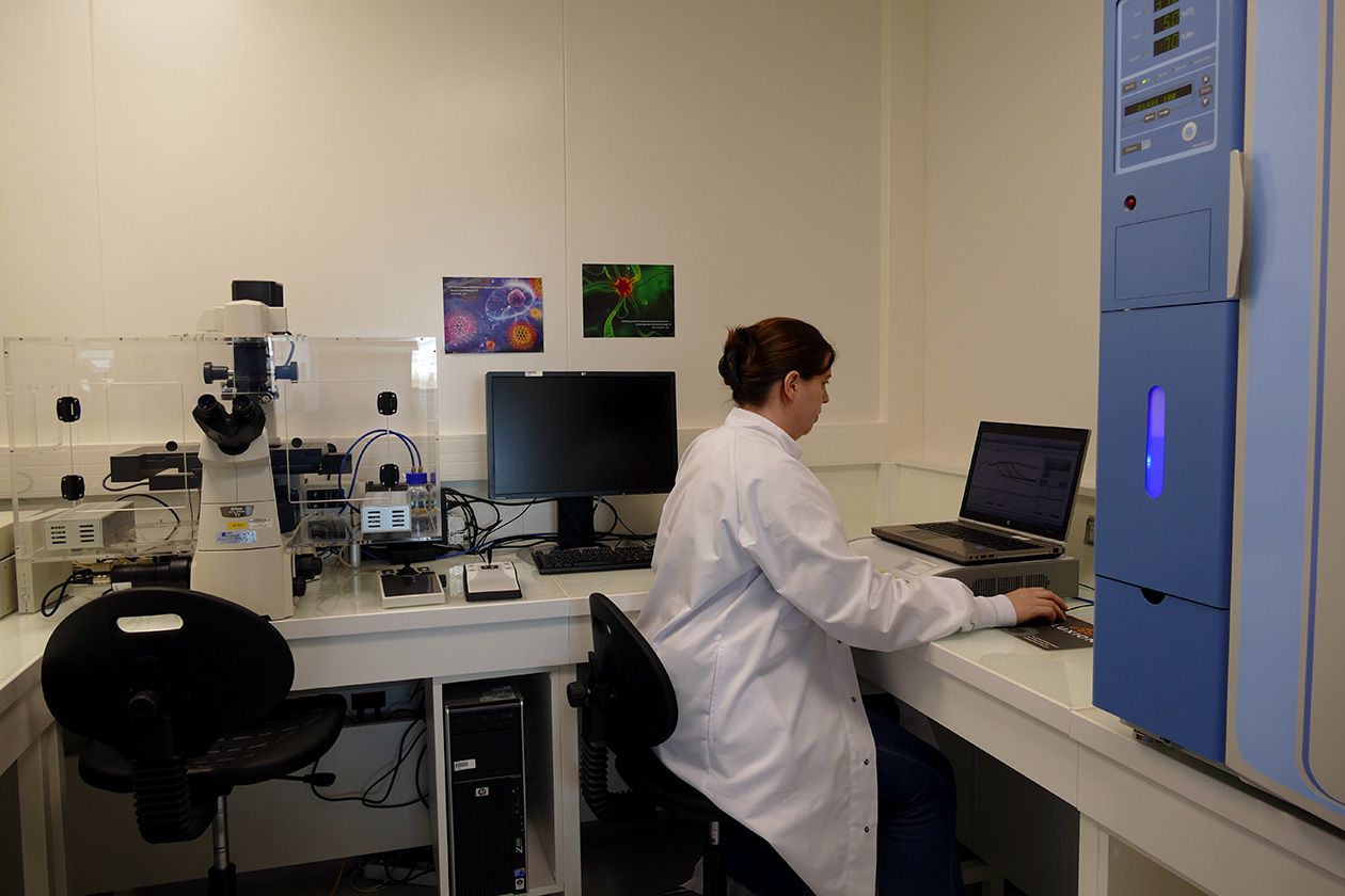 <hr>Système xCELLigence RTCA (impédancemétrie) MP (6 x 96 puits) dans une pièce confinée de niveau L2 (site LABÉO).