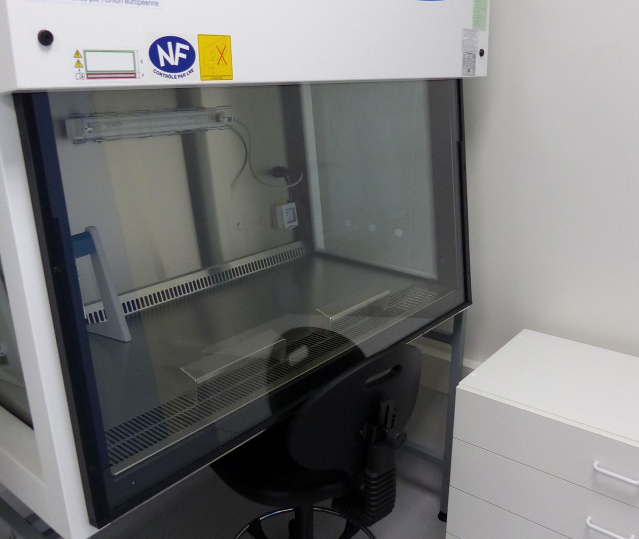 <hr>Poste de sécurité microbiologique dans une pièce confinée de niveau L2 (site LABÉO).