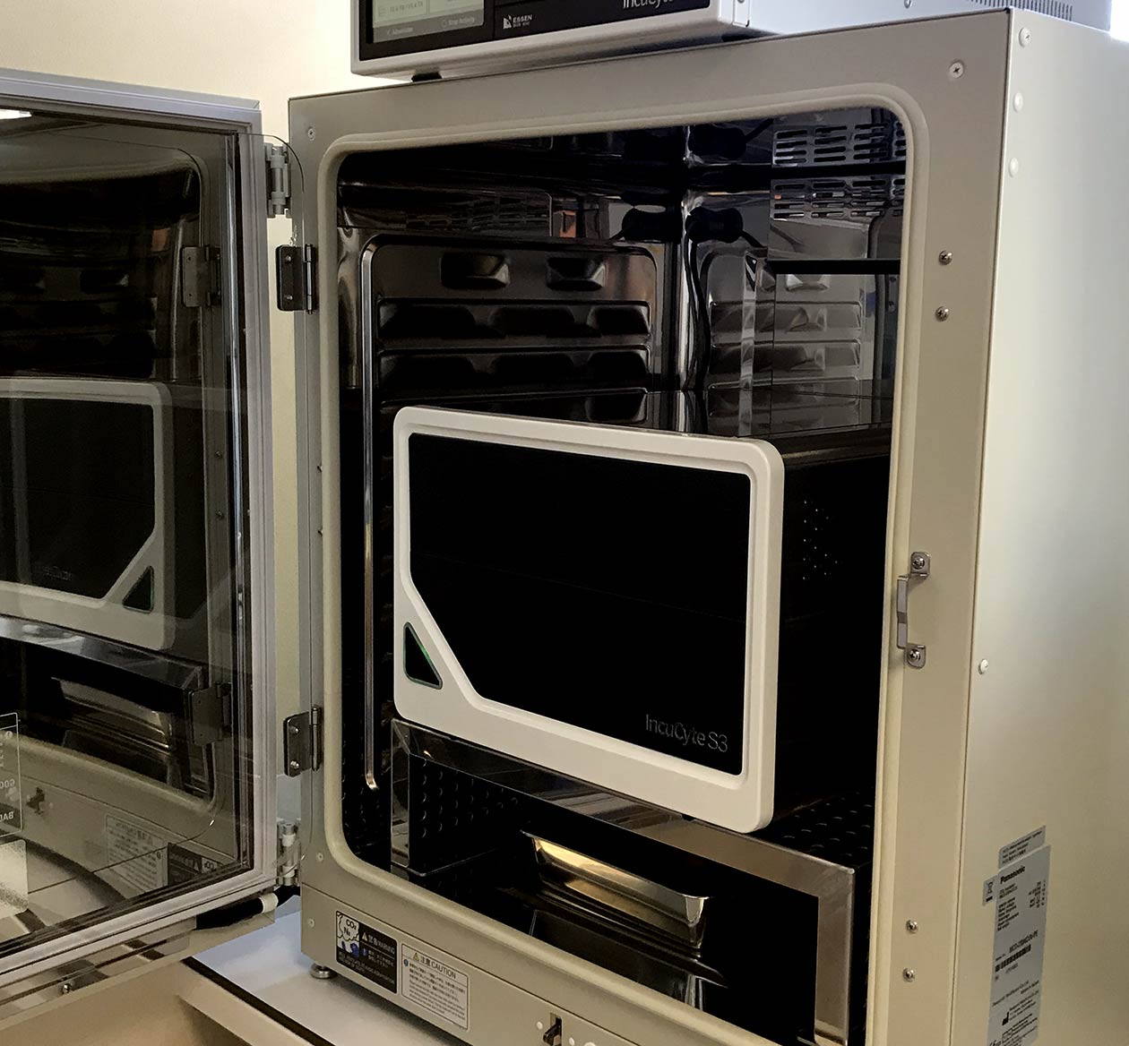 <hr>Appareil IncuCyte S3 d’imagerie cellulaire en temps réel (6 x 96 puits) automatisant l’acquisition et l’analyse d’images en cinétique à long terme, directement dans un incubateur (site Baclesse).