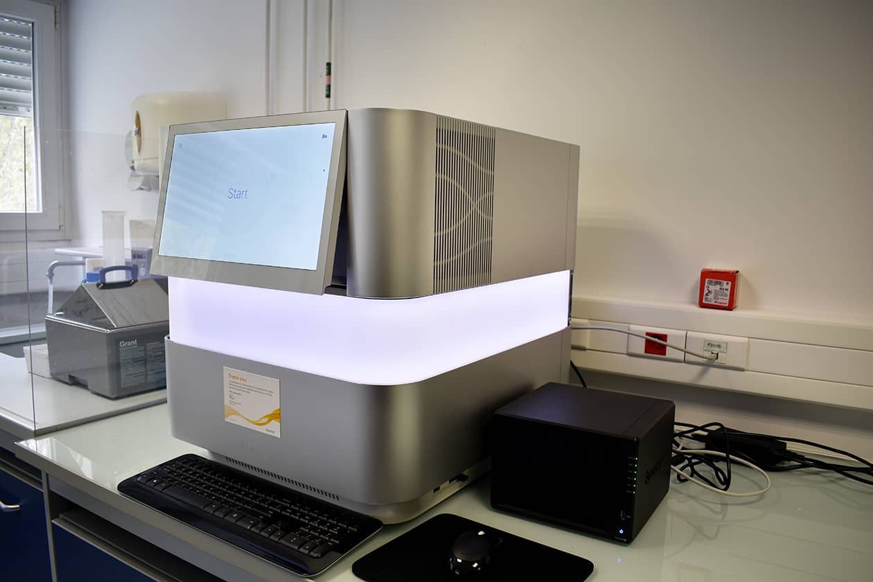 <hr>Appareil de séquençage NextSeq 2000 (Illumina).