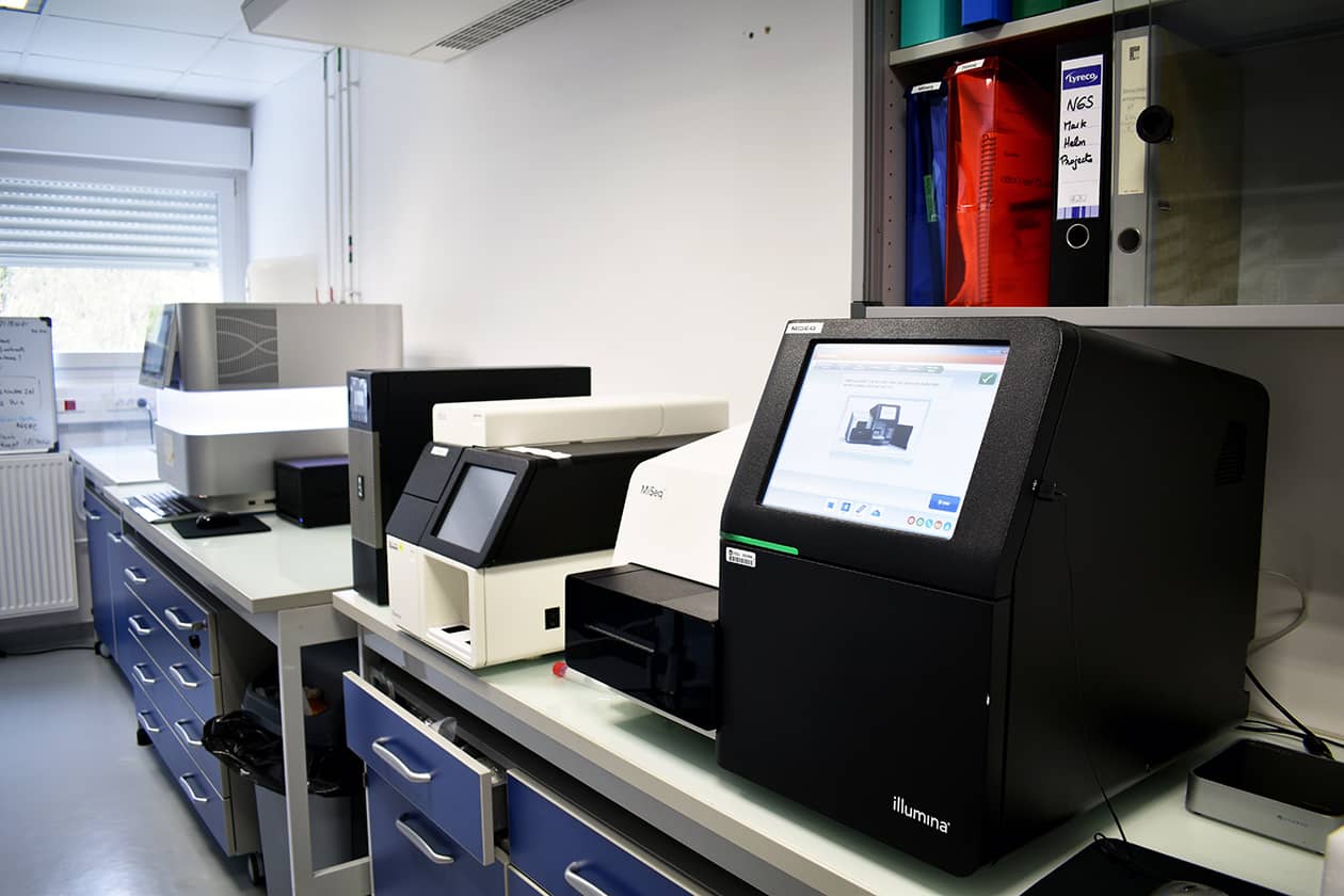 <hr>Pièce de la plateforme dédiée au séquençage à haut débit avec les appareils NextSeq 2000 et MiSeq (Illumina).