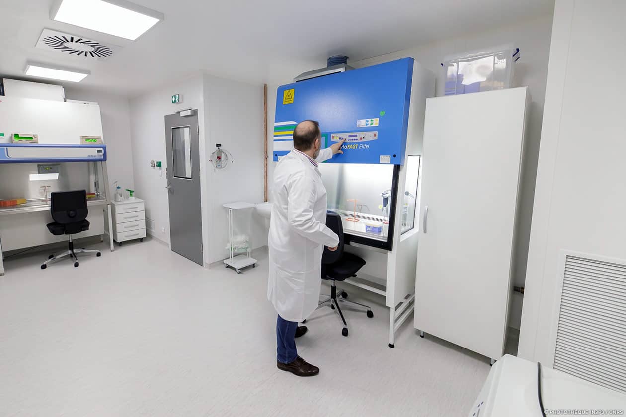 <hr>Laboratoire de culture cellulaire.