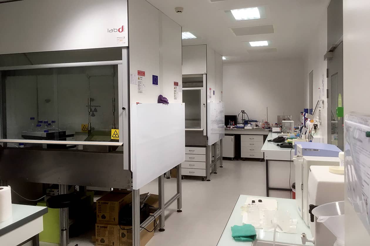 <hr>Laboratoire « tiède » pour le contrôle qualité et la production manuelle de radiotraceurs.