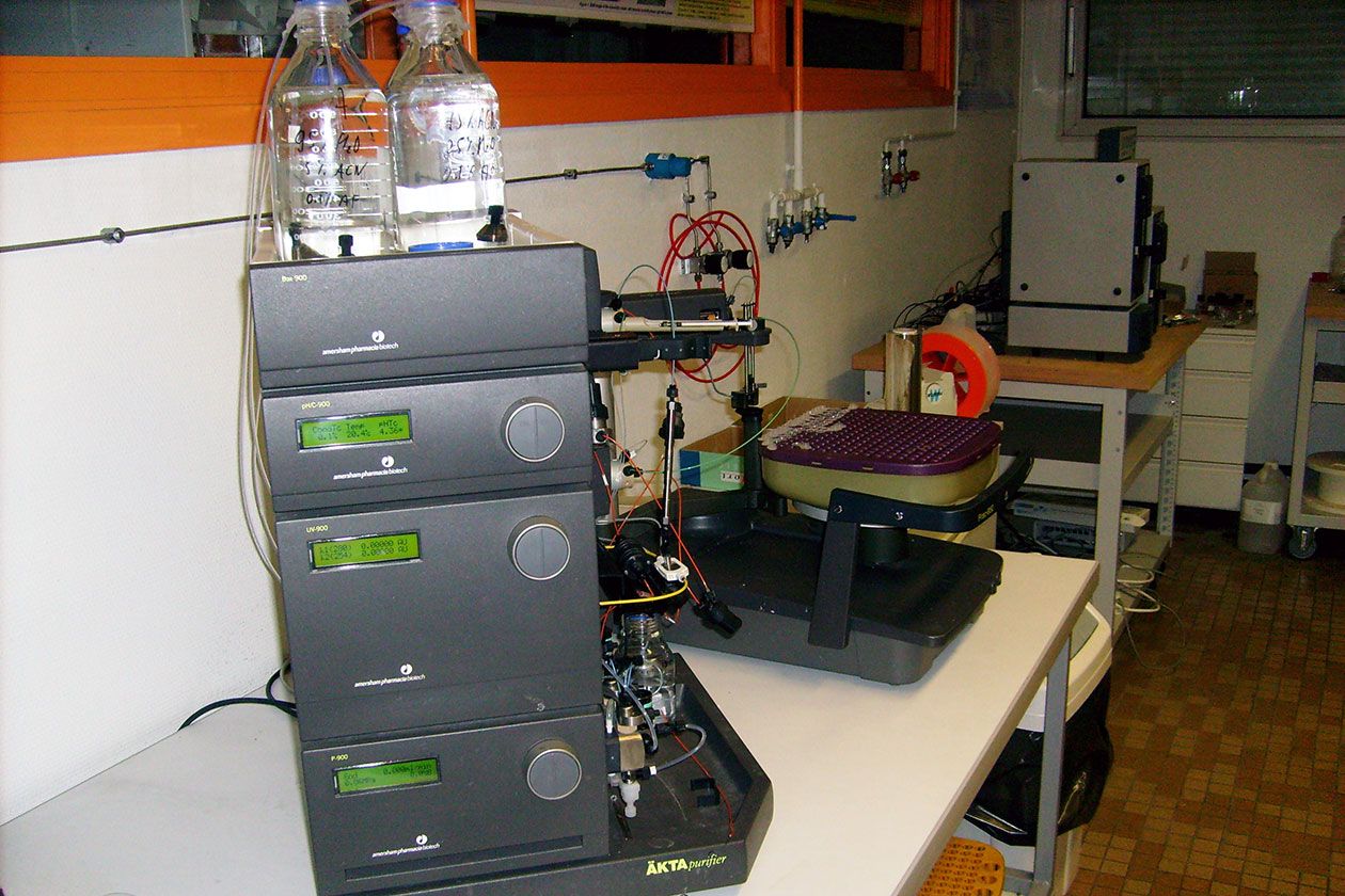 <hr>HPLC AKTA Purifier pour la séparation de molécules.