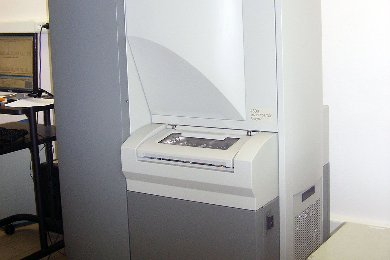 <hr>MALDI-TOF/TOF 4800 Plus pour les analyses de contrôle.