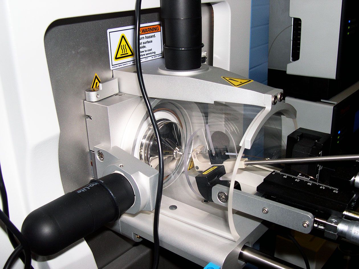 <hr>Source nanoESI de l’Orbitrap Q Exactive Plus.