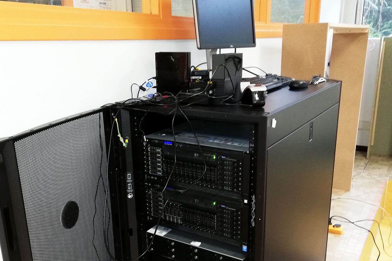 <hr>Baie avec 2 serveurs DELL de 48 cœurs et un NAS de 96 Tb.