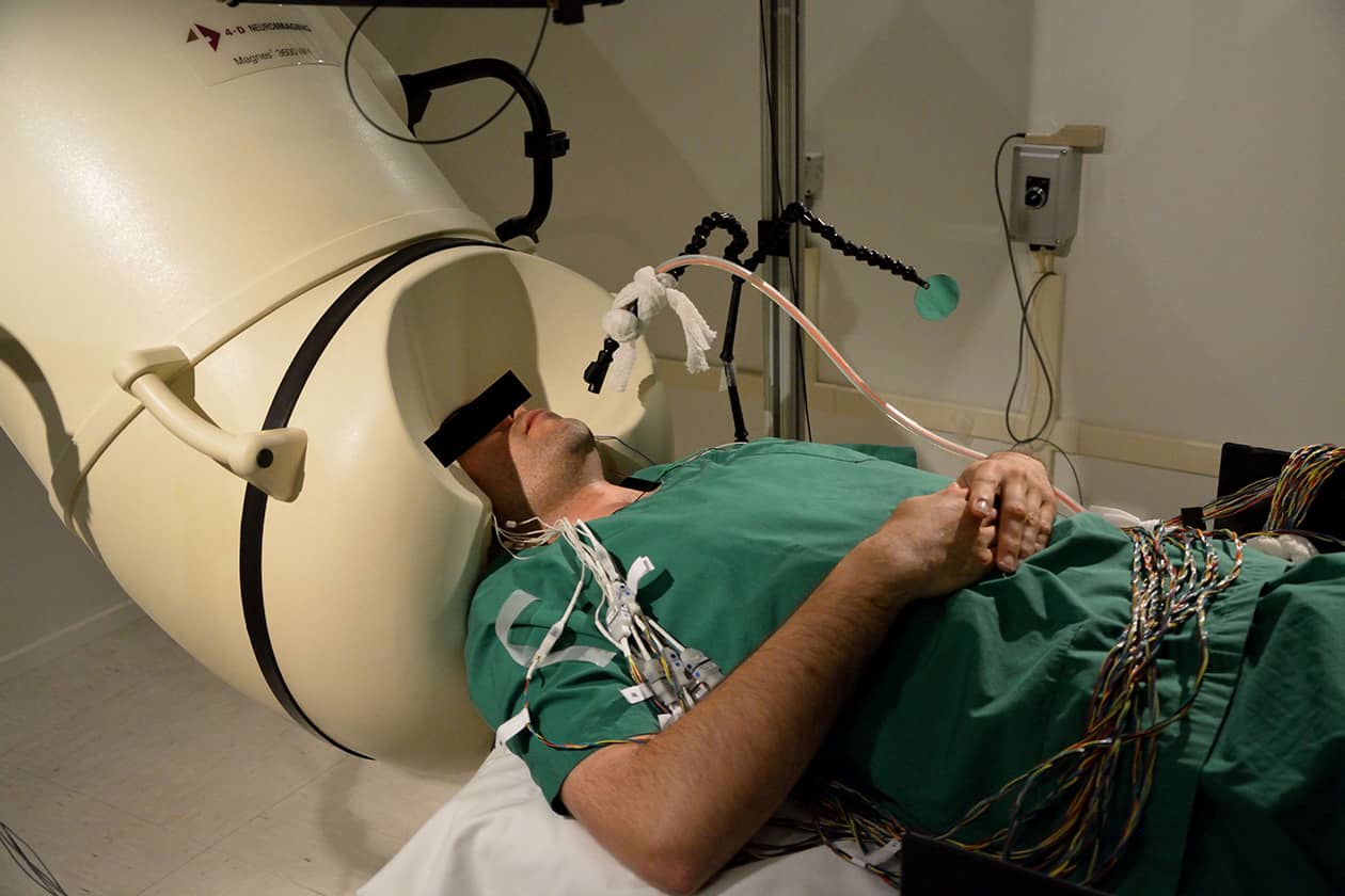 <hr>Enregistrement MEG simultanément à un enregistrement d’EEG intracérébrale (stéréo-encéphalographie, SEEG) chez un patient épileptique. © INS.