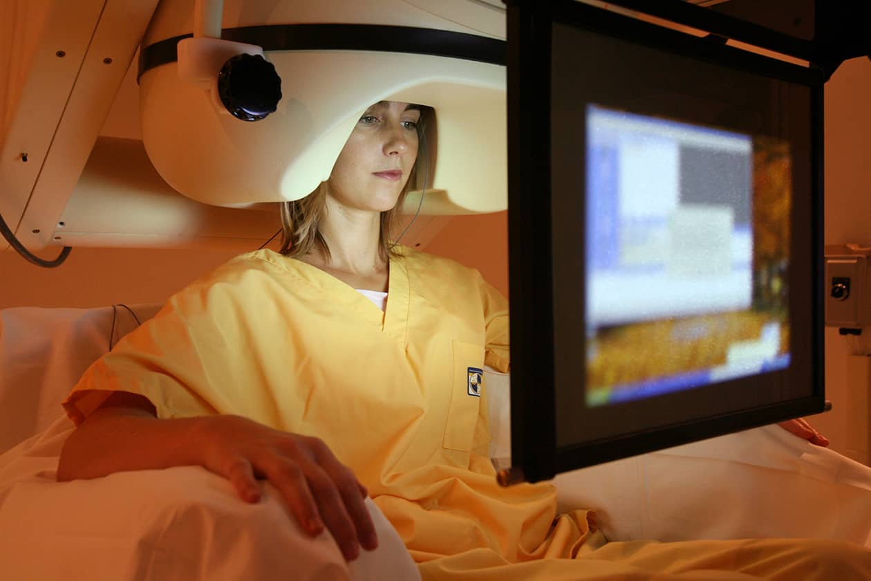 <hr>Enregistrement MEG avec stimulation visuelle. © AP-HM.