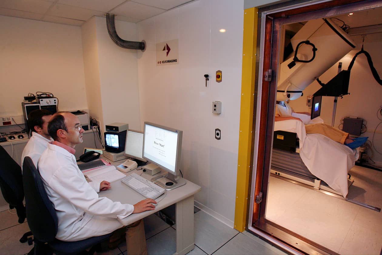 <hr>Chambre d’isolation magnétique du laboratoire de la plateforme. © AP-HM.