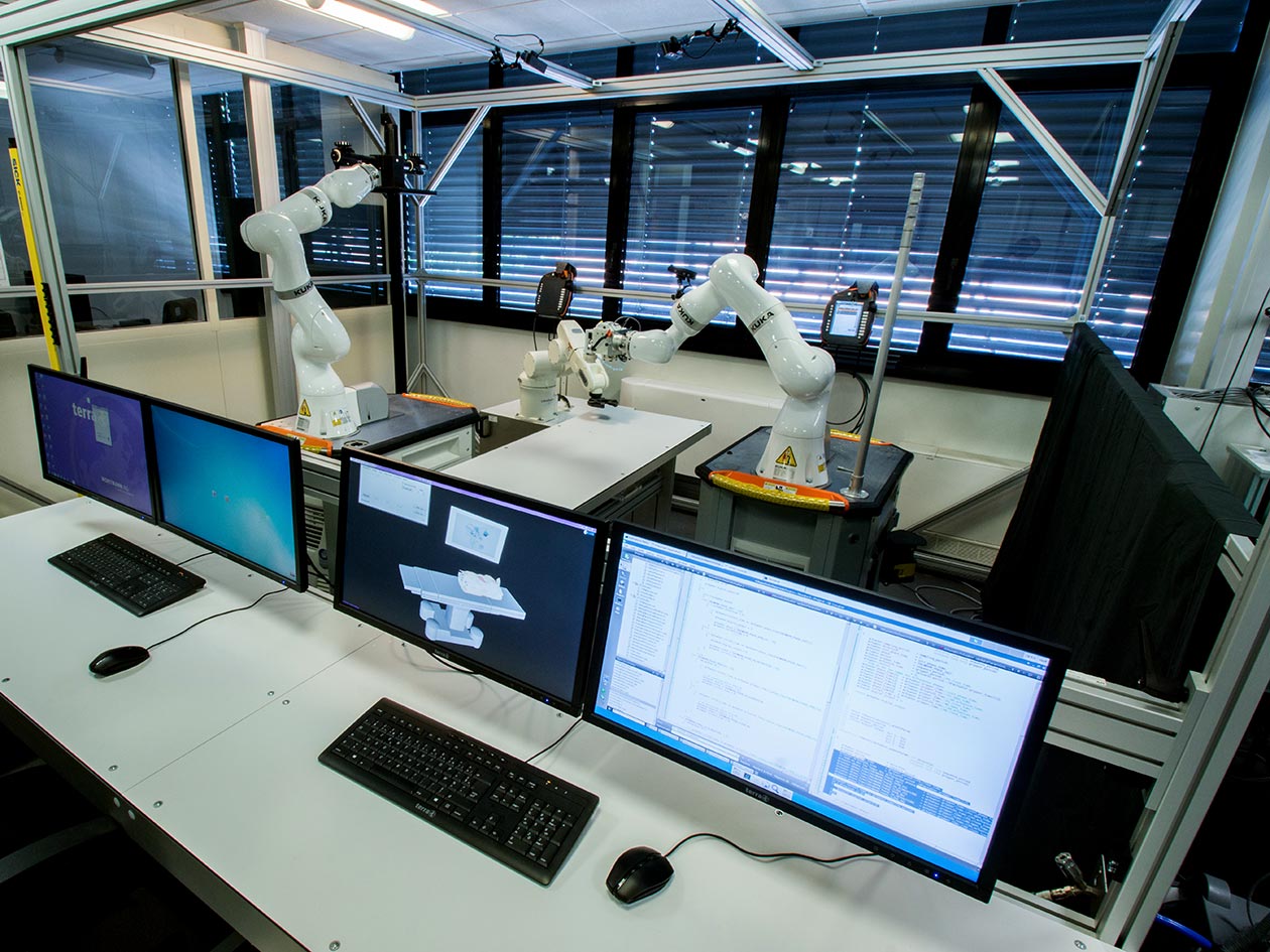 <hr>Cellule robotique composée de bras anthropomorphes à 7 DOF pour les tâches collaboratives dans le domaine biomédical.
