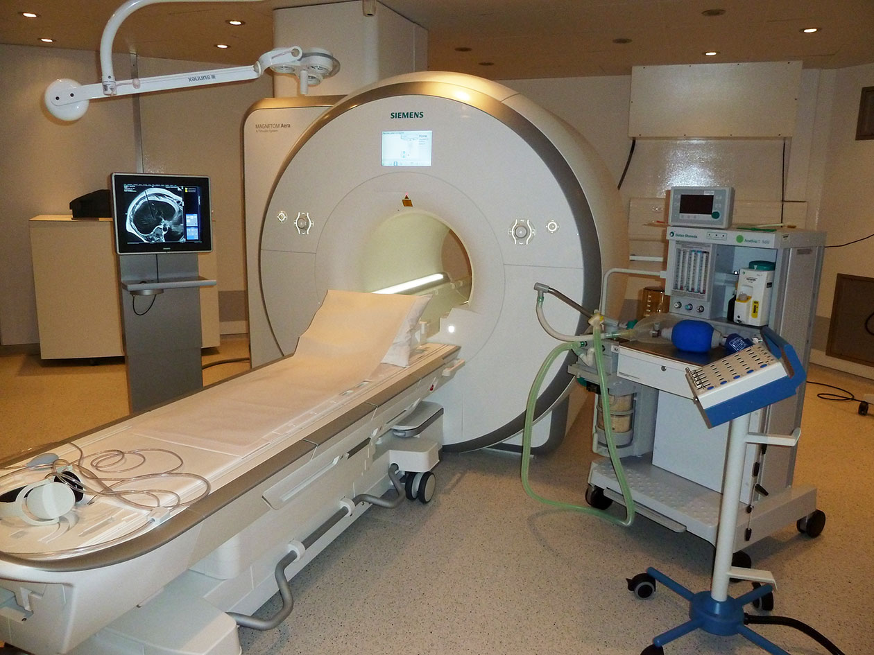 <hr>IRM 1.5T interventionnelle équipée d’un scialytique, d’écrans d’anesthésie et de cryoablation.