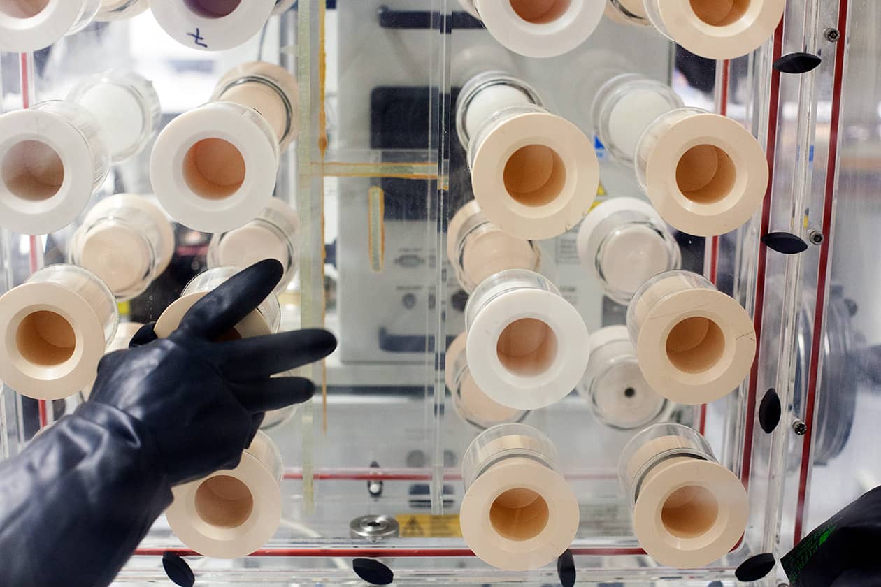 <hr>Inhalateurs pour les contaminations réalisées dans des boîtes à gants. © IRSN, F. Acerbis.