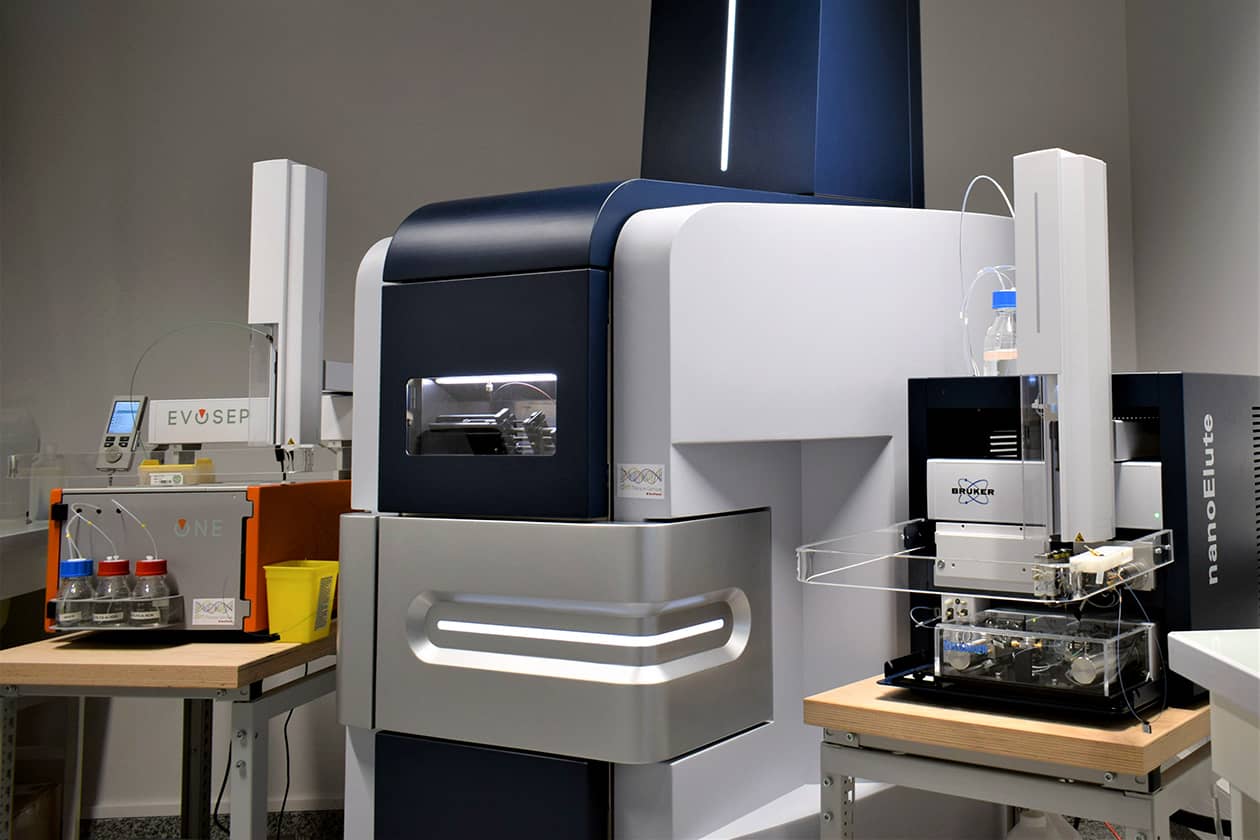 <hr>Spectromètre timsTOF Pro (Bruker) couplé aux systems de nanochromatographie Evosep One (Evosep) et nanoElute (Bruker).