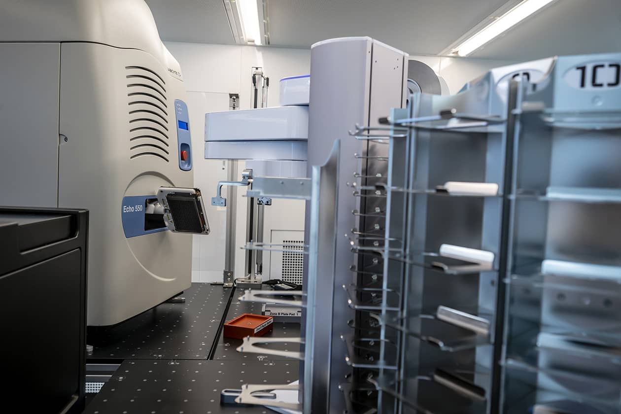 <hr>Nanodistributeur Echo 550 sur le plateau de criblage robotisé HCS-L2 (ARIADNE-Criblage).