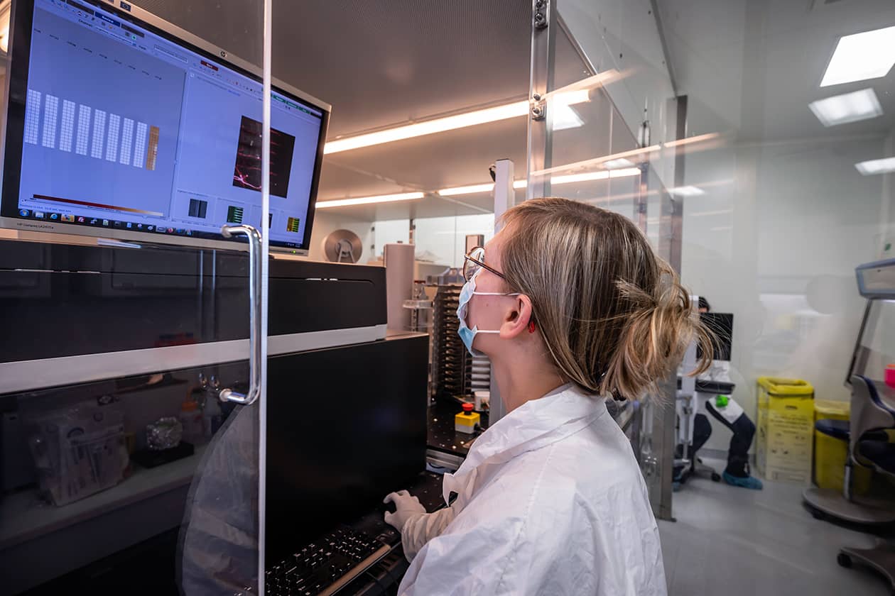 <hr>Microscope InCell 6000 sur le plateau de criblage robotisé HCS-L2 (ARIADNE-Criblage).