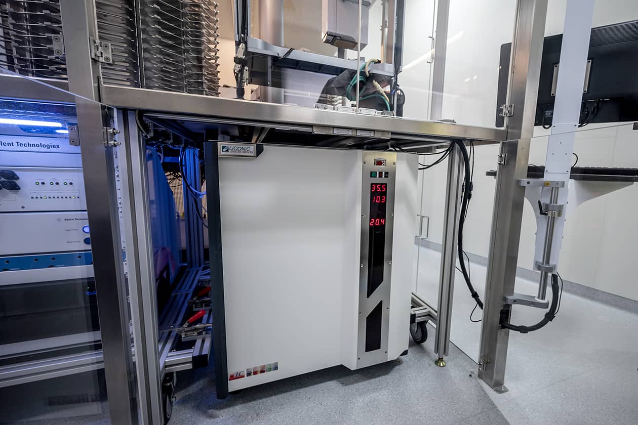 <hr>Incubateur automatisé LiCONic sur le plateau de criblage robotisé HCS-L2 (ARIADNE-Criblage).