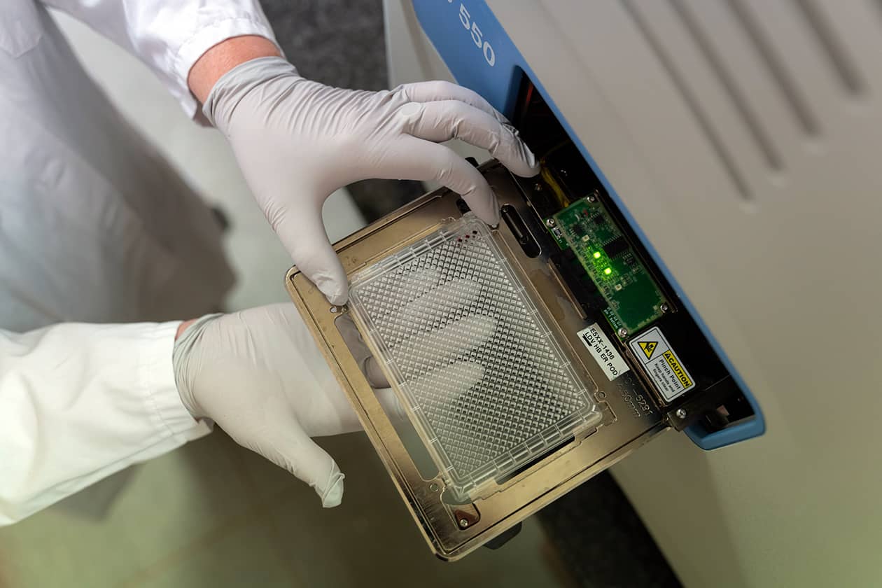 <hr>Nanodistributeur Echo 550 sur le plateau HTS (ARIADNE-Criblage). © Nikko VP.