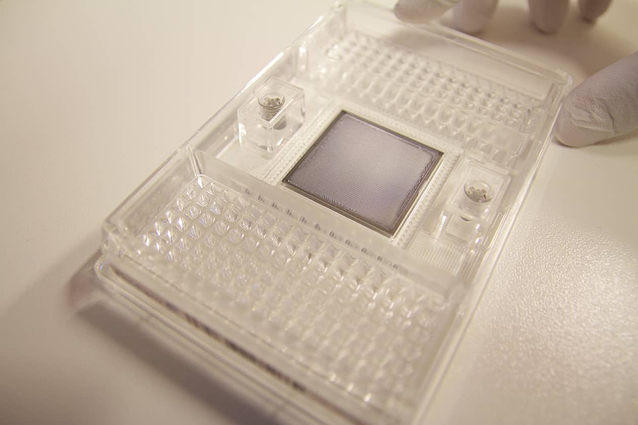 <hr>Puce de qPCR à haut débit permettant l’analyse de 96 gènes sur 96 échantillons, soit l’équivalent de 9216 qPCR simultanées.